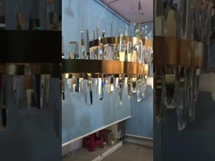 Instalación de iluminación de candelabros con colgante de cristal