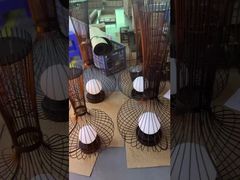 Lujoso candelabro moderno para hotel con techo alto, escalera y hogar