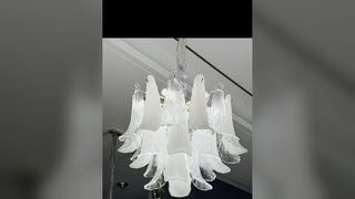 Ver lámpara de araña de cristal piramidal personalizada, acabado dorado, Hotel Club Villa, colgante moderno geométrico de lujo