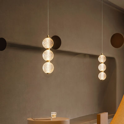 Candelabros de acrílico y latón de estilo moderno para hogares y espacios comerciales