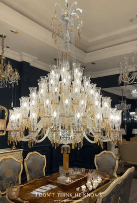Lujosos candelabros de estilo francés con colgantes de champán
