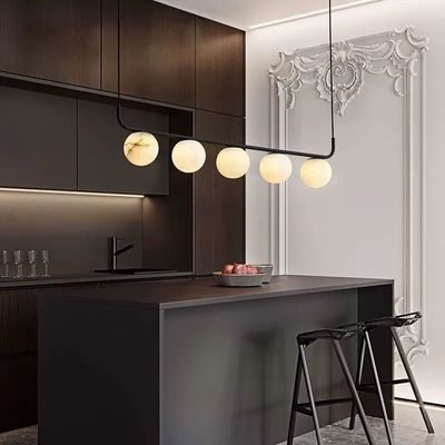 Lámpara de colgante de restaurante moderno de hierro al por mayor Para dormitorio Lámpara de colgante de cama Comedor de lujo Alabastro Luz de colgante de bola de mármol
