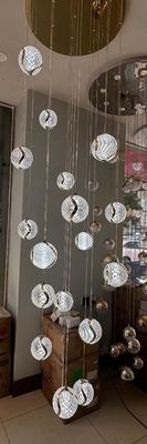 Villa Hotel Loft Escalera colgante Diseño de lámpara de luz de cuello de bola acrílica moderna con banda de luz LED
