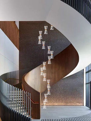 Modernas escaleras dúplex y lámparas de lámpara para apartamentos y pasillos de hoteles