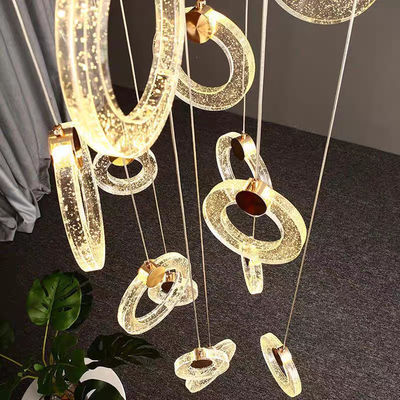 Modern Villa Apartamento Salón Larga escalera de cristal lámpara colgante con tres colores que cambian de luz y luz simple anillo de lujo