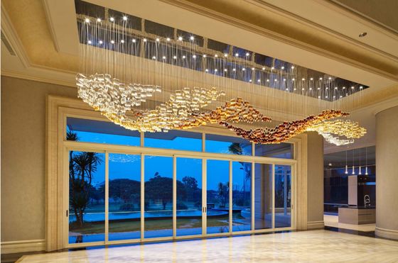 Lobby del hotel Lustrero de vidrio personalizado con latón y acentos de cristal