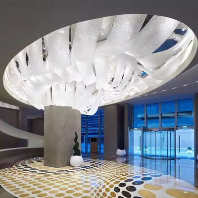 Soluciones de iluminación de instalación del proyecto 5000K Temperatura del color Art Streamer Lustrero para el hotel Lobby Sala de banquetes