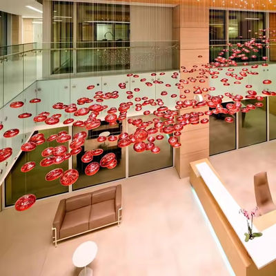 Lámpara de cristal LED Lámpara grande moderna Lámpara roja de cristal de bola de pescado línea de hotel de ingeniería de costumbre luz colgante Iluminación irregular