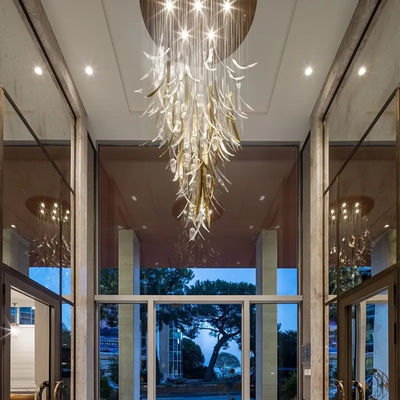 Diseño de iluminación de proyectos de villas personalizadas Techo de vidrio de arte de oro moderno Tulipa de vidrio única Flor en forma de pasillo personalizado Lustrero
