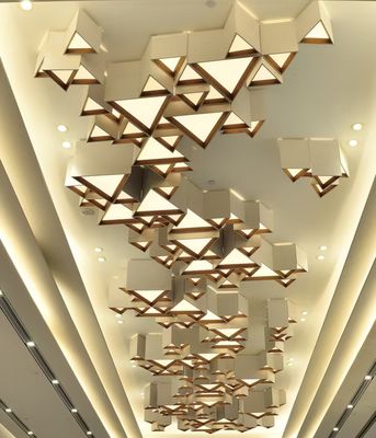 No estándares Diseño de hoteles personalizado Departamento de iluminación Sala de banquetes Combinación de triángulo Geometría Luz de techo LED