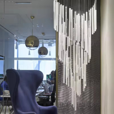 Decoración de bodas La araña de tubo de acero inoxidable se puede personalizar para el vestíbulo del hotel contemporáneo decorado con araña de cristal y vidrio, araña blanca