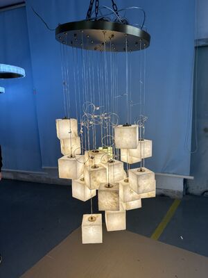 Lámpara de lujo cuadrada LED de latón con colgante de alabastro grande de altura ajustable para el salón