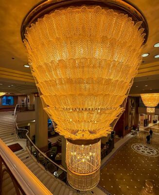 Lujo Lustrero de cristal de hoja dorada - Gran escalera luz colgante para el vestíbulo del hotel de 5 estrellas