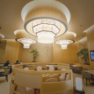 Grand Villa Escalera de cristal de varios niveles Lustrero de mármol personalizado Colgante de luz de lujo Decoración del vestíbulo